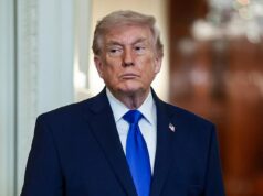 Trump pediu para declarar emergência nacional para assumir o poder nas eleições de meio de mandato enquanto o presidente pressiona por um projeto de identificação de eleitor Os advogados que apoiam Donald Trump estão a pressionar o Presidente para declarar uma emergência nacional que lhe permita assumir amplos poderes nas eleições intercalares.