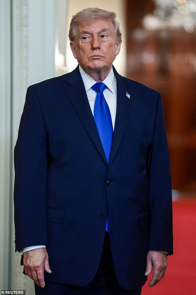 Trump pediu para declarar emergência nacional para assumir o poder Os advogados que apoiam Donald Trump estão a pressionar o Presidente para declarar uma emergência nacional que lhe permita assumir amplos poderes nas eleições intercalares.