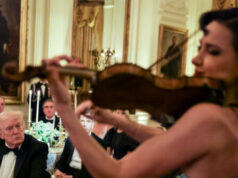 Trump recebe governadores na Casa Branca para jantar, apresentação impressionante de violino Trump recebe governadores na Casa Branca para jantar, apresentação impressionante de violino