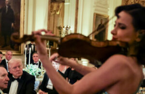 Trump recebe governadores na Casa Branca para jantar, apresentação impressionante de violino Trump recebe governadores na Casa Branca para jantar, apresentação impressionante de violino