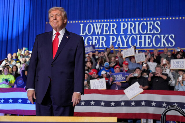 Trump se prepara para desperdiçar seu fundo de guerra de Desenho animado de Mike Luckovich