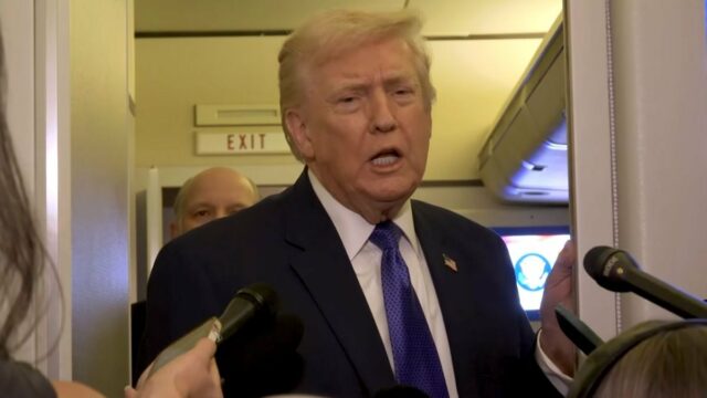 O líder da minoria na Câmara, Hakeem Jeffries, em 5 de maio de 2025 em Washington, DC. (Chip Somodevilla/Getty Images)