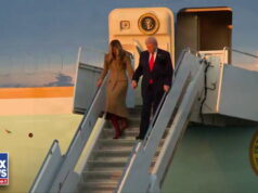 Trump segura Melania para salvar sua vida enquanto desce as escadas do AF1 Yahoo news home