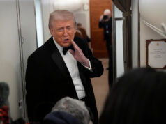 Trump supostamente bombardeou seu discurso em jantar black tie em DC: ‘Piadas caíram com um baque’ Yahoo news home