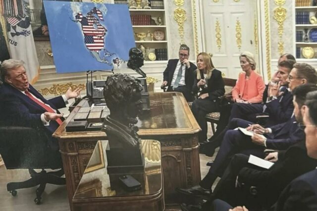 Donald Trump falando aos líderes europeus com um mapa mostrando a bandeira dos EUA sobreposta à América do Norte e partes da América do Sul ao fundo.