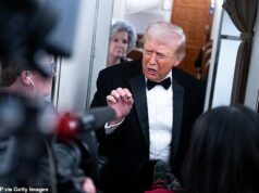 Trump, vestido de smoking, emite a mais recente ameaça ao Irã no Força Aérea Um, alegando que “navios grandes e poderosos” estão a caminho – enquanto o líder supremo alerta sobre a guerra regional Trump, vestido de smoking, emite a mais recente ameaça ao Irã no Força Aérea Um, alegando que “navios grandes e poderosos” estão a caminho – enquanto o líder supremo alerta sobre a guerra regional