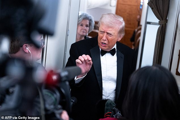 Trump, vestido de smoking, emite a mais recente ameaça ao Trump, vestido de smoking, emite a mais recente ameaça ao Irã no Força Aérea Um, alegando que “navios grandes e poderosos” estão a caminho – enquanto o líder supremo alerta sobre a guerra regional