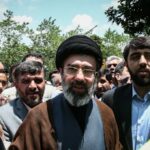 Mojtaba Khamenei (centro), filho do líder supremo iraniano, aiatolá Ali Khamenei, em Teerã em 2019.