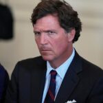 Tucker Carlson diz que ele e sua equipe foram detidos no aeroporto Ben Gurion e interrogados por autoridades israelenses na quarta-feira, após uma entrevista com o embaixador dos EUA, Mike Huckabee