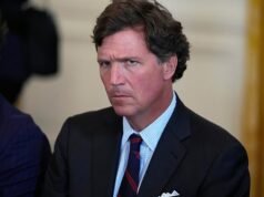 Tucker Carlson ‘DETIDO’ em Israel: jornalista ‘arrastado para a sala de interrogatório’ enquanto uma entrevista explosiva desencadeia uma tempestade diplomática Tucker Carlson diz que ele e sua equipe foram detidos no aeroporto Ben Gurion e interrogados por autoridades israelenses na quarta-feira, após uma entrevista com o embaixador dos EUA, Mike Huckabee