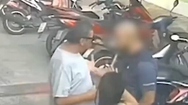 Alan Roger Jolliffe, 57 anos, e outro estrangeiro parecem discutir em uma rua perto da popular praia de Patong. 