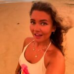 Millie McCarthy (foto) filmou um vídeo mostrando ela ignorando as regras de segurança do dingo K'gari