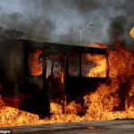 O caos intenso eclodiu em todo o estado mexicano de Jalisco, deixando alguns turistas presos. Ônibus incendiado por cartelistas no estado é fotografado