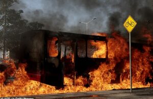 Turistas americanos ficaram presos no belo hotspot do México enquanto cartéis incendiavam carros e causavam estragos em ataques de ‘código vermelho’ O caos intenso eclodiu em todo o estado mexicano de Jalisco, deixando alguns turistas presos. Ônibus incendiado por cartelistas no estado é fotografado