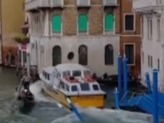 Turistas escapam por pouco depois que balsa com defeito atinge gôndolas A balsa com defeito bateu em duas gôndolas em Veneza, Itália, forçando o resgate de nove pessoas.