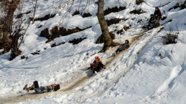 Turistas migram para Nathatop enquanto Jammu recebe nova neve

