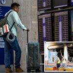 Um viajante olha para um quadro de aeroporto que mostra chegadas e partidas.