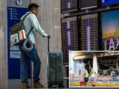 Turistas traumatizados desembarcam em Los Angeles depois de fugirem das guerras mortais dos cartéis mexicanos: ‘Uma visão que nunca esquecerei’ Um viajante olha para um quadro de aeroporto que mostra chegadas e partidas.