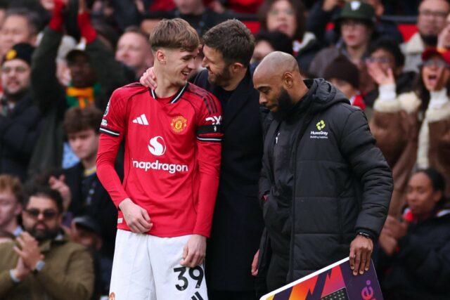 Tyler Fletcher manda mensagem após estreia no Man Utd, Bruno Fernandes e Wayne Rooney respondem
