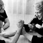 U2 lança EP de seis faixas 'Days of Ash' para quarta-feira de cinzas, com uma faixa em tributo a Renee Good e músicas sobre a Ucrânia e a turbulência no Oriente Médio