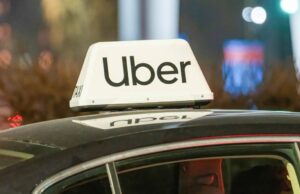 O Uber agora coletará suas devoluções na sua porta Uber logo on top of car