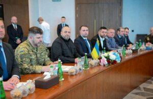 Ucrânia diz que primeiro dia de negociações de paz com a Rússia é ‘produtivo’ Funcionários passam por seções da usina combinada de calor e energia de Darnytska danificadas por ataques aéreos russos enquanto trabalham em seu reparo em Kiev, em 4 de fevereiro de 2026, em meio à invasão russa da Ucrânia. Os recentes ataques russos às infra-estruturas energéticas da Ucrânia interromperam o fornecimento de luz, aquecimento e água a milhões de pessoas em todo o país, à medida que as temperaturas desciam muito abaixo de zero, deixando o país assolado pela guerra enfrentando uma nova crise humanitária. (Foto de Roman PILIPEY/AFP)