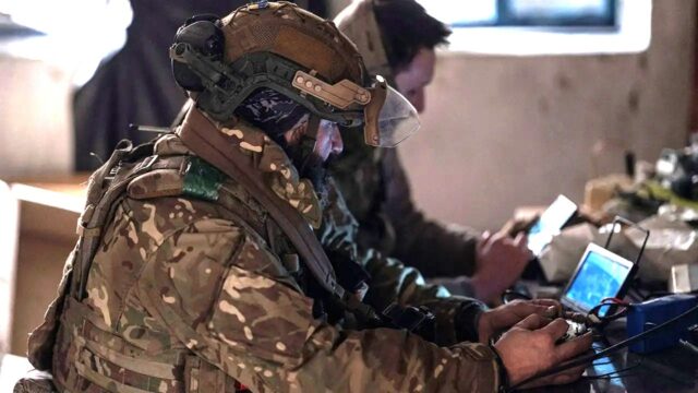 Ucrânia obtém ganhos mais rápidos em anos enquanto negociações com a Rússia estagnam, explorando rachaduras no comando do Kremlin
