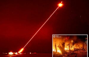 Ucrânia revela revolucionário laser ‘Sunray’ que pode destruir silenciosamente drones russos: ‘Relâmpago invisível’ Um raio laser vermelho brilhante sai de um lançador terrestre em direção a um alvo no céu noturno.