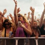 Os visitantes do festival entram em uma das entradas principais durante o primeiro dia do Byron Bay Bluesfest em 14 de abril de 2022 em Byron Bay, Austrália. O festival de música retorna após uma pausa de dois anos devido à pandemia do coronavírus.