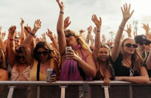 Último cancelamento de festival de música destaca tendência crescente na Austrália Os visitantes do festival entram em uma das entradas principais durante o primeiro dia do Byron Bay Bluesfest em 14 de abril de 2022 em Byron Bay, Austrália. O festival de música retorna após uma pausa de dois anos devido à pandemia do coronavírus.