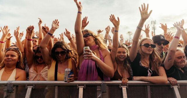 Último cancelamento de festival de música destaca tendência crescente na Os visitantes do festival entram em uma das entradas principais durante o primeiro dia do Byron Bay Bluesfest em 14 de abril de 2022 em Byron Bay, Austrália. O festival de música retorna após uma pausa de dois anos devido à pandemia do coronavírus.