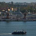 Navios da guarda costeira cubana atracaram na Baía de Havana.