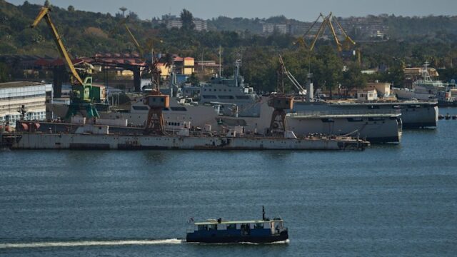 Navios da guarda costeira cubana atracaram na Baía de Havana.