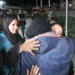 Palestinos vindos da fronteira de Rafah, entre Gaza e Egito, depois de aberta por Israel na segunda-feira para um número limitado de pessoas, chegam, em um veículo com etiqueta das Nações Unidas (ONU), ao Hospital Nasser em Khan Younis, no sul da Faixa de Gaza, em 2 de fevereiro de 2026. REUTERS/Mahmoud Issa TPX IMAGENS DO DIA