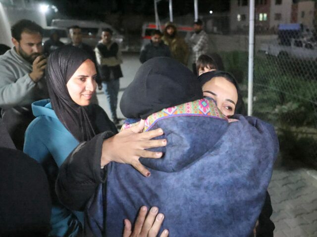 Palestinos vindos da fronteira de Rafah, entre Gaza e Egito, depois de aberta por Israel na segunda-feira para um número limitado de pessoas, chegam, em um veículo com etiqueta das Nações Unidas (ONU), ao Hospital Nasser em Khan Younis, no sul da Faixa de Gaza, em 2 de fevereiro de 2026. REUTERS/Mahmoud Issa TPX IMAGENS DO DIA