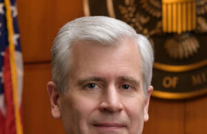 Um juiz-chefe alerta o principal promotor de Minnesota e o ICE: obedeça às ordens judiciais ou enfrente desacato Yahoo news home