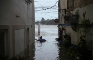 Um morto, uma menina desaparecida enquanto a tempestade Leonardo atinge Portugal e Espanha Yahoo news home