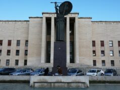 Uma das maiores universidades da Europa ficou offline durante dias após ataque cibernético Two university students are seen at La Sapienza University Campus on March 4, 2020 in Rome, Italy.