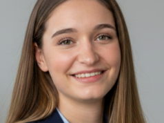 Uma foto inocente como essa pode prejudicar suas chances de conseguir um emprego A foto à esquerda é uma imagem de uma mulher posando para uma selfie; à direita está a foto profissional do Google Gemini gerada com base na selfie.