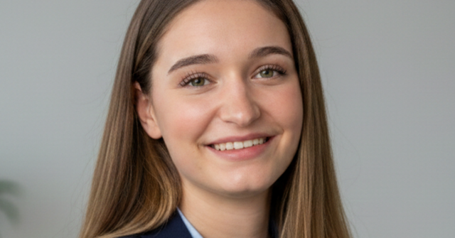 Uma foto inocente como essa pode prejudicar suas chances de A foto à esquerda é uma imagem de uma mulher posando para uma selfie; à direita está a foto profissional do Google Gemini gerada com base na selfie.