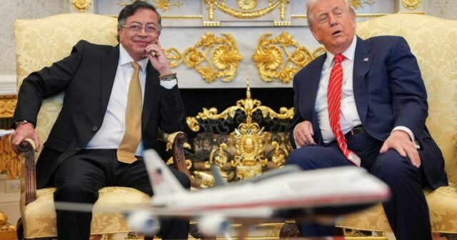 Gustavo Petro fala em pódio