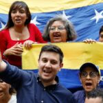 Juan Pablo Guanipa e Jesus Armas desfilam nas garupas de motocicletas