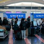 Os viajantes lotam os balcões de check-in e entrega de bagagem da United no Aeroporto Nacional Ronald Reagan de Washington.