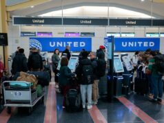 United Airlines reduz recompensas de milhas para viajantes que não possuem cartão de crédito Os viajantes lotam os balcões de check-in e entrega de bagagem da United no Aeroporto Nacional Ronald Reagan de Washington.