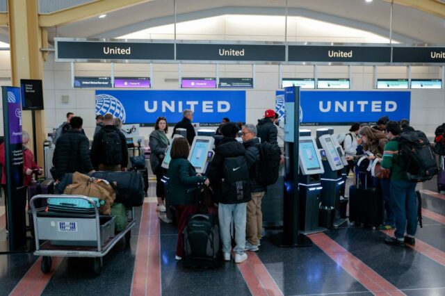 United Airlines reduz recompensas de milhas para viajantes que não Os viajantes lotam os balcões de check-in e entrega de bagagem da United no Aeroporto Nacional Ronald Reagan de Washington.