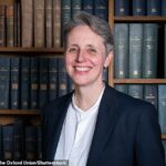 A Universidade de Sussex está apelando de uma multa de £ 585.000 por adotar uma política transgênero que levou a professora Kathleen Stock (foto) a ser expulsa de seu emprego