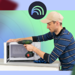 Um jovem usando um laptop e fones de ouvido, sentado entre os logotipos flutuantes do YouTube e do NotebookLM.