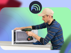 Usei o NotebookLM para consertar coisas em casa e economizar dinheiro em reparos Um jovem usando um laptop e fones de ouvido, sentado entre os logotipos flutuantes do YouTube e do NotebookLM.