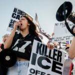 VÍDEO: Manifestantes de esquerda aparecem fora do Super Bowl para protesto anti-ICE