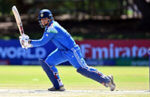 Vaibhav Suryavanshi e Ayush Mhatre caem em uma durante a partida da Copa do Mundo Sub-19 entre Índia e Paquistão Vaibhav Suryavanshi e Ayush Mhatre caem em uma durante a partida da Copa do Mundo Sub-19 entre Índia e Paquistão